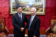 El secretario general del Comité Central del Partido Popular Revolucionario de Laos (PPRL) y presidente del país, Thongloun Sisoulith, (izq.) y el expresidente vietnamita Nguyen Minh Triet. (Foto: dangcongsan.vn)