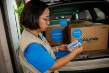 Unicef transporta con urgencia 80 mil pastillas potabilizadoras de agua al Centro Provincial de Control de Enfermedades de Thai Nguyen y cuatro mil litros de agua al Hospital Provincial de Lao Cai (Foto: Unicef)