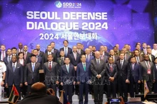 El primer ministro de Corea del Sur, Han Duck Soo, y jefes de delegaciones de defensa de los países participantes. (Foto: VNA)