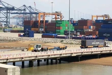 Camiones portacontenedores transportan mercancías a través del muelle en el grupo portuario Cai Mep-Thi Vai, provincia de Ba Ria-Vung Tau. (Foto: VNA)