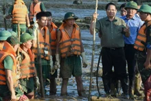 [Foto] Premier vietnamita dirige la búsqueda de personas desaparecidas tras deslizamientos de tierra en Lao Cai
