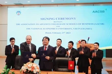 En la ceremonia de firma.