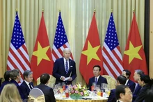 El presidente estadounidense, Joe Biden, habla en la recepción ofrecida por el presidente vietnamita, Vo Van Thuong, durante su visita a Vietnam. (Fotografía: VNA)