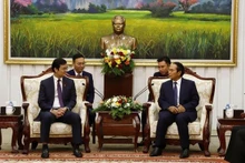 El miembro permanente del Secretariado del Comité Central del Partido Popular Revolucionario y vicepresidente de Laos, Bounthong Chithmany, recibe al primer secretario de la la Unión de Jóvenes Comunistas Ho Chi Minh, Bui Quang Huy. (Fotografía: VNA)