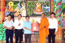 La delegación de Soc Trang visita la pagoda O Chum. (Fotografía: VNA)