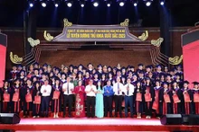 Representes de la ciudad y 96 mejores estudiantes graduados (Fotografía: VNA)