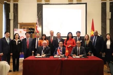 Acto de firma del memorando de entendimiento entre localidades vietnamitas y la ciudad de Birmingham. (Fotografía: VNA)
