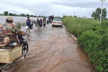 Las lluvias prolongadas dañan las carreteras en Camboya. (Fotografía: AKP/VNA)