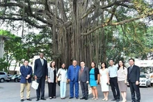 El presidente-editor del diario Nhan Dan, Le Quoc Minh recibe a la subdirectora del periódico Granma, Arlín Alberty Loforte.