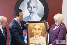 El embajador de Vietnam en Rusia, Dang Minh Khoi, entre un regalo a la Escuela 488.