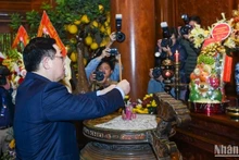 El presidente de la Asamblea Nacional, Vuong Dinh Hue, ofrece flores e incienso para rendir tributo al Presidente Ho Chi Minh en la zona especial de reliquias nacionales de Kim Lien. en el distrito de Nam Dan.