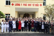 El presidente de Vietnam, Vo Van Thuong, y los médicos de la estación médica de la comuna de Thanh Phong, distrito de Thanh Liem. (Foto: VNA)