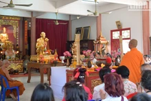 La Pagoda Canh Phuoc, una de las antiguas pagodas vietnamitas en Tailandia, está más concurrida de lo habitual con la presencia de un gran número de compatriotas vietnamitas en el día de luna llena del primer mes lunar.