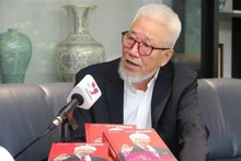 El escritor surcoreano Cho Chul-hyeon en la entrevista. (Foto: VNA)