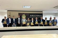 Representantes del Comité de la Asean en la sesión de trabajo con Wilson Miranda Lima, Gobernador del estado de Amazonas. Foto: VNA