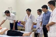 Atienden a personas que sufren intoxicación alimentaria en el Hospital General de Vinh Phuc.