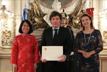 La embajadora de Vietnam en Argentina, Ngo Minh Nguyet (traje rojo), presenta sus cartas credenciales al presidente argentino, Javier Milei, con la presencia de la canciller argentina, Diana Mondino. (Foto:VNA)