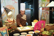 El chef Nguyen Viet Tin del hotel Hilton Da Nang ayuda a difundir los sabores vietnamitas en Singapur. (Foto: VNA)