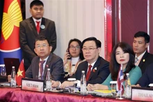 El presidente de la Asamblea Nacional, Vuong Dinh Hue, y miembros de la delegación vietnamita en la reunión (Fotografía: VNA)