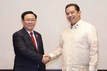 El presidente del Parlamento de Vietnam, Vuong Dinh Hue, sostuvo un encuentro con el titular de la Cámara de Representantes de Filipinas, Martín Romualdez. (Fotografía: VNA)