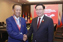 El titular de la Cámara de Representantes y también de la Asamblea Nacional de Tailandia, Wan Muhamad Noor Matha, y el presidente del Parlamento de Vietnam, Vuong Dinh Hue. (Fotografía: VNA)