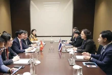 Bui Van Cuong y la secretaria general de la Cámara de Representantes de Tailandia, Pornpith Phetcchareon en la reunión (Fotografía: VNA)