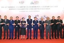 El presidente de la Asamblea Nacional de Vietnam, Vuong Dinh Hue; el presidente de Indonesia, Joko Widodo; la presidenta de la Cámara de Representantes de Indonesia y titular de AIPA 2023, Puan Maharani; y los delegados se toman una foto de recuerdo. (Fotografía: VNA)