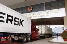 Contenedores transportan productos agrícolas a China en la puerta fronteriza internacional Kim Thanh II en la provincia vietnamita de Lao Cai. (Foto: VNA)