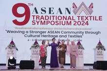 La señora Ngo Phuong Ly, (segunda desde la izquieda), esposa del secretario general del PCV, To Lam, asiste a la novena Conferencia de Textiles y Confecciones de la Asean (Foto: qdnd.vn)