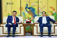 El primer ministro vietnamita, Pham Minh Chinh, recibe al presidente de la Corporación de Construcción de Ferrocarriles de China (CRCC), Dai Hegen. (Foto: VNA)