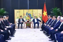 El primer ministro de Vietnam, Pham Minh Chinh, recibe al presidente de la Región Autónoma Zhuang de Guangxi (China), Lan Tianli. (Foto: VNA)