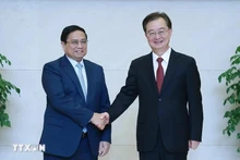 El primer ministro Pham Minh Chinh (izquierda) recibe a Wang Ning, miembro del Comité Central del Partido Comunista de China y secretario de su Comité partidista de la provincia de Yunnan. (Foto: VNA)
