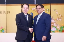 El primer ministro de Vietnam, Pham Minh Chinh (derecha), y el presidente del BAD, Masatsugu Asakawa (Foto: VNA)