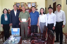 El vicepresidente de la Asamblea Nacional de Vietnam Tran Quang Phuong visita a beneficiarios de políticas sociales en Con Dao.
