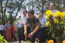 El primer ministro Pham Minh Chinh rinde homenaje al secretario general del Partido Comunista de Vietnam Le Hong Phong en el cementerio Hang Duong. (Foto: Nhan Dan)