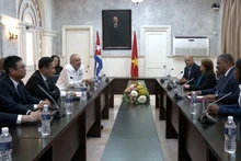 Nguyen Van Tien, vicepresidente del Tribunal Supremo Popular de Vietnam, en el encuentro con el presidente del Tribunal Supremo Popular de Cuba, Rubén Remigio Ferro (Foto: VNA)