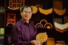 Dang Uyen ha investigado y producido baldosas de cerámica vidriada utilizando técnicas reales de la corte real de Hue. (Foto: VNA)