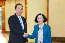 La miembro del Buró Político y permanente del Secretariado del Comité Central del PCV y jefa de su Comisión de Organización, Truong Thi Mai, recibe al presidente del Presídium del Comité Central del PCP, Shii Kazuo. (Foto: VNA)