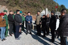 Las autoridades pertinentes de Ha Giang y Yunnan inspeccionan la zona fronteriza compartida (Foto: baohagiang.vn)