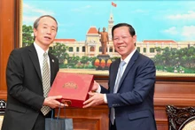 El vicesecretario permanente del Comité del Partido Comunista y presidente del Comité Popular de Ciudad Ho Chi Minh, Phan Van Mai, y el cónsul general de Japón en Ciudad Ho Chi Minh, Ono Masuo. (Fotografía: sggp.org.vn)