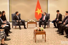 El primer ministro de Vietnam, Pham Minh Chinh, recibe al presidente ejecutivo del Grupo AEON, Akio Yoshida. (Fotografía: Nhan Dan)