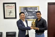 Que Dinh Nguyen, subjefe del periódico Nhan Dan, entrega un regalo de recuerdo a Dilbert Reyes, subdirector editorial del diario Granma.