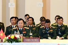 El jefe del Estado Mayor General del Ejército Popular de Vietnam y viceministro de Defensa, coronel general Nguyen Tan Cuong, interviene en la reunión. (Foto: qdnd.vn)