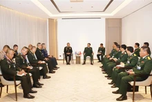 El jefe del Estado Mayor General del Ejército Popular de Vietnam y viceministro de Defensa, coronel general Nguyen Tan Cuong, se reúne con el jefe de las Fuerzas de Defensa de Tailandia, Songwit Noonpakdee. (Foto: VNA)