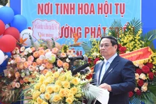El primer ministro de Vietnam, Pham Minh Chinh, asiste al acto de inicio del año escolar 2024-2025 en la escuela Nguyen Dinh Chieu en Hanói. 