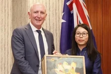 La cónsul general Nguyen Thanh Ha entrega un regalo al ministro Stephen Dawson. (Foto: Departamento de Información al Exterior)