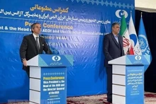 El director del Organismo Internacional de Energía Atómica, Rafael Grossi, y el jefe de la Organización de Energía Atómica de Irán, Mohammad Eslami, en una conferencia de prensa el 4 de marzo. (Fotografía: IRNA/VNA)