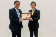 ham Van Hieu, subsecretario permanente del Comité partidista y presidente del Consejo Popular de Can Tho y Watanabe Michitaro, alcalde de Nasushiobara. (Fotografía: baocantho.com.vn)
