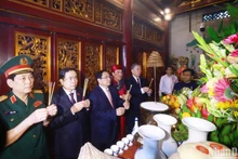 El primer ministro Pham Minh Chinh y otros funcionarios ofrecieron inciensos (Foto: VNA)