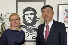 El embajador vietnamita en la República Checa, Duong Hoai Nam, y la presidenta del Partido Comunista de Bohemia y Moravia, Katerina Konecna. (Foto: VNA)